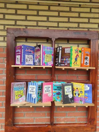 Estantería de madera restaurada.