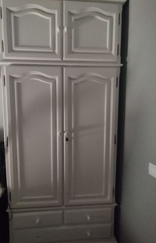 Armario, cómoda y mesita de noche