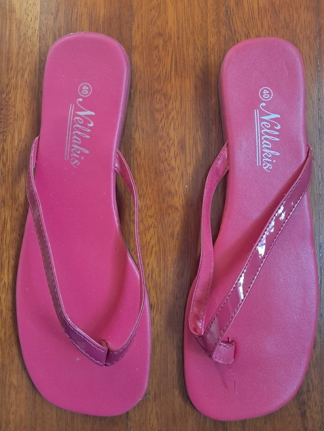 Sandalias de mujer. Tres por tres euros.