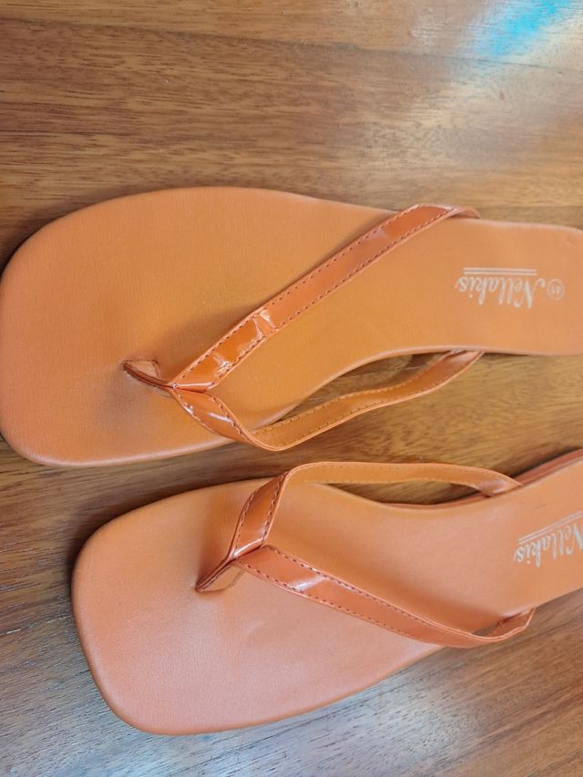 Sandalias de mujer. Tres por tres euros.