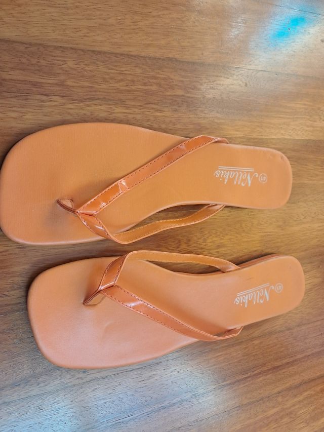 Sandalias de mujer. Tres por tres euros.