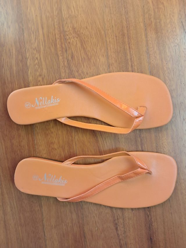 Sandalias de mujer. Tres por tres euros.