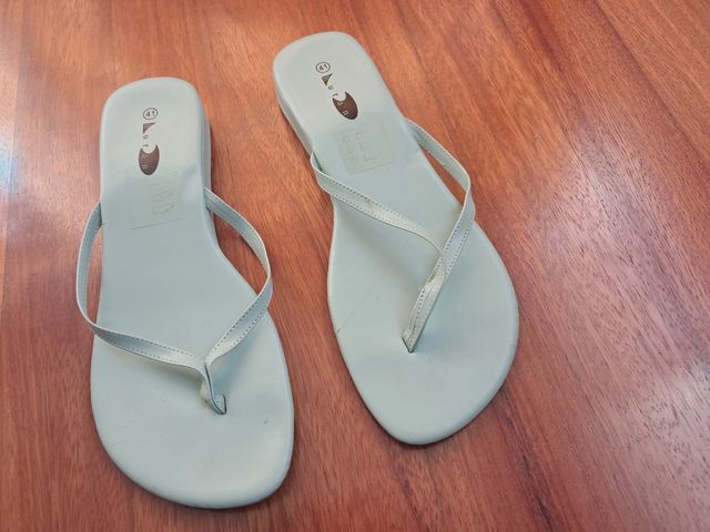 Sandalias de mujer. Tres por tres euros.