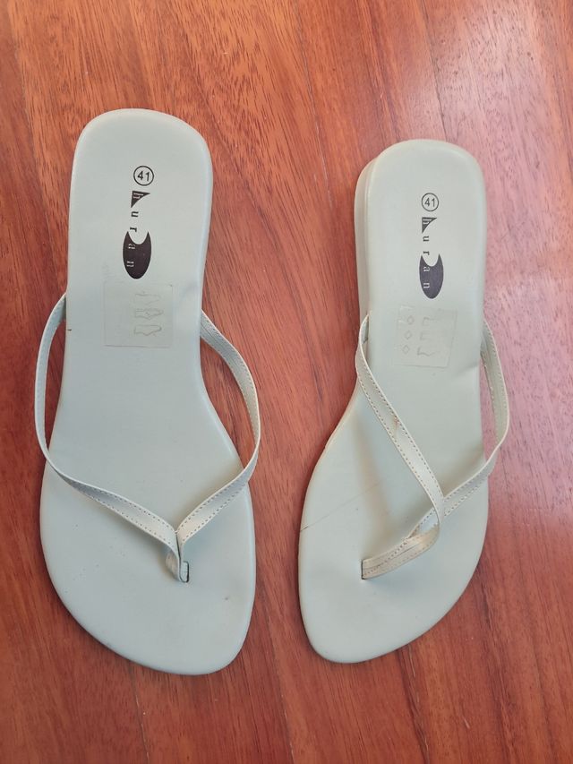 Sandalias de mujer. Tres por tres euros.