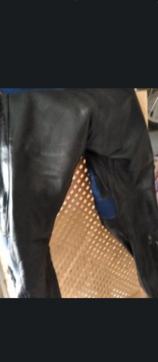 Traje cuero y botas