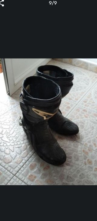 Traje cuero y botas