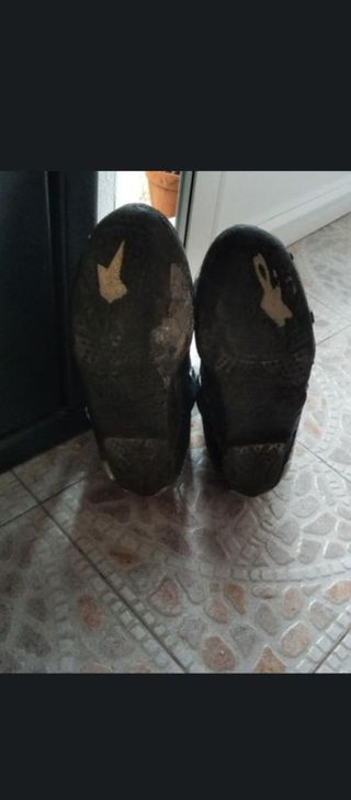 Traje cuero y botas