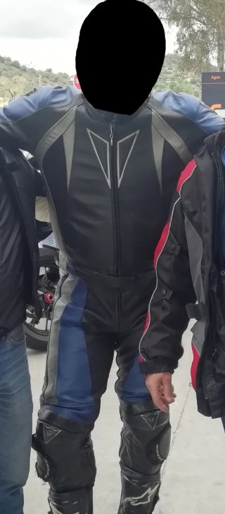 Traje cuero y botas