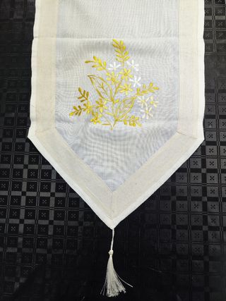 Pano em linho bordado à máquina