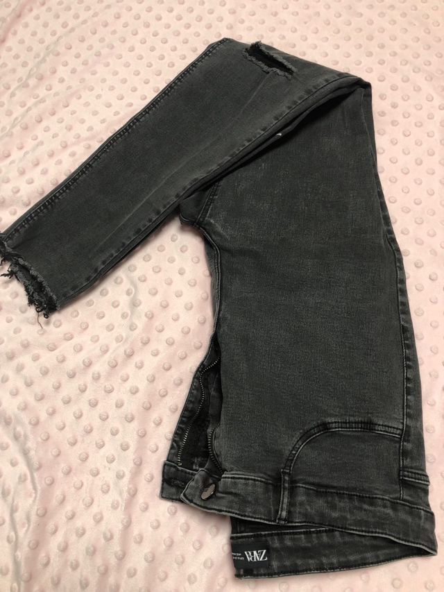 Vaquero gris con rotos Zara 44
