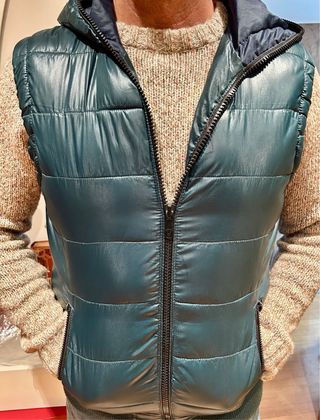 Chaleco acolchado con gorro de hombre