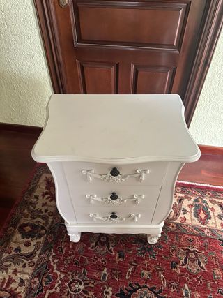 Dos cabeceros y una mesilla