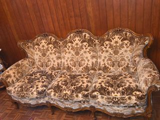 Sofá retro en madera tallada de tres plazas