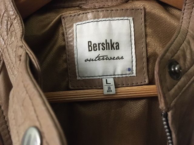 Chaqueta cuero marrón claro/beige Bershka.