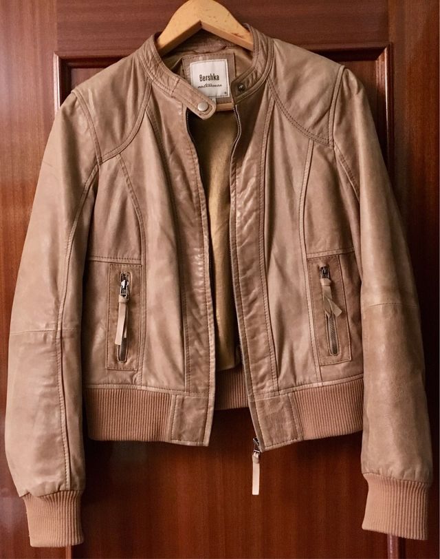 Chaqueta cuero marrón claro/beige Bershka.