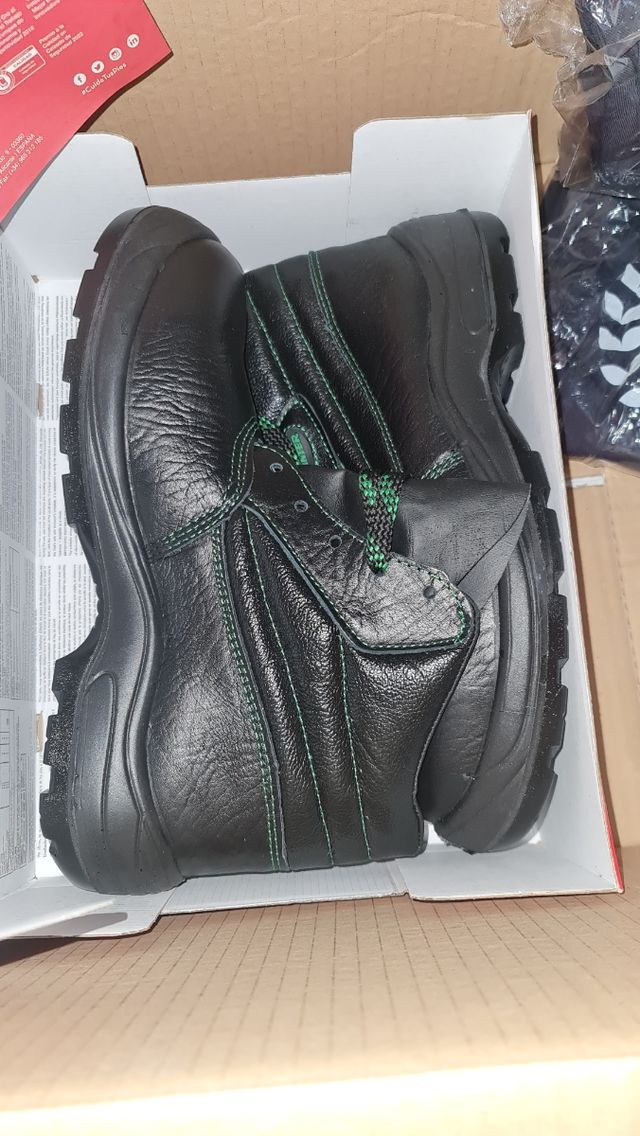 Botas y mono de trabajo
