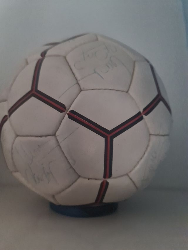 Balón de fútbol -firmado por todo el equipo 