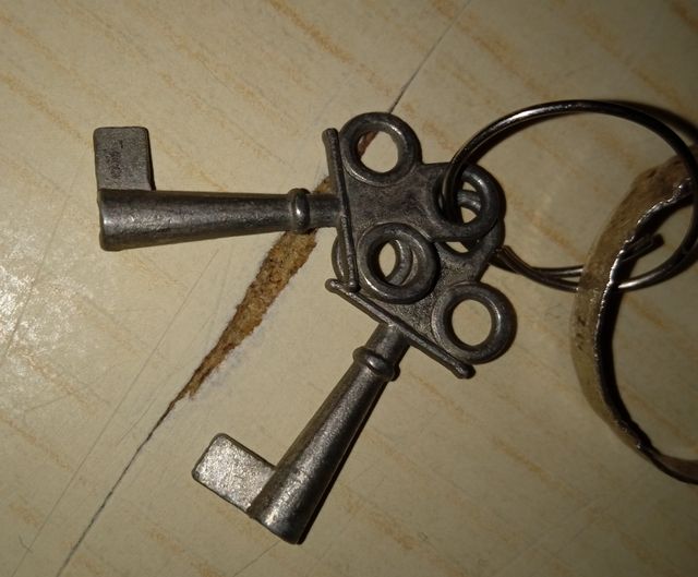 2  LLAVES ANTIGUAS de  1,5 cms