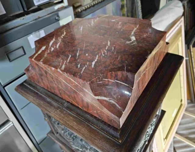 PEDESTAL SIGLO XIX MADERA CON REPUJADOS Y MARMOL