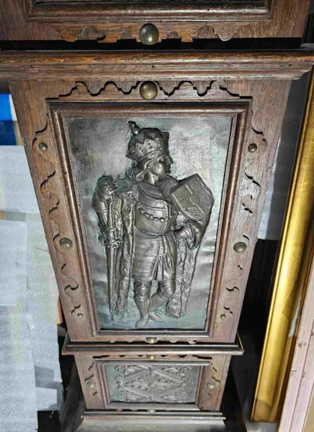 PEDESTAL SIGLO XIX MADERA CON REPUJADOS Y MARMOL