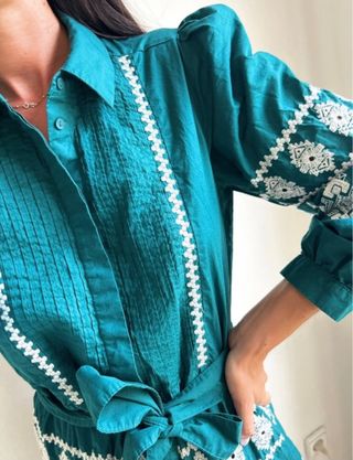 Vestido bordados perforados zara