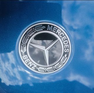 Insignia Mercedes Capó Delantero AMG