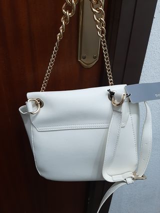 Bolso blanco con cadena