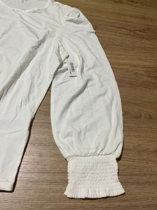 Camisa manga larga con puños fruncidos.  Talla XL.