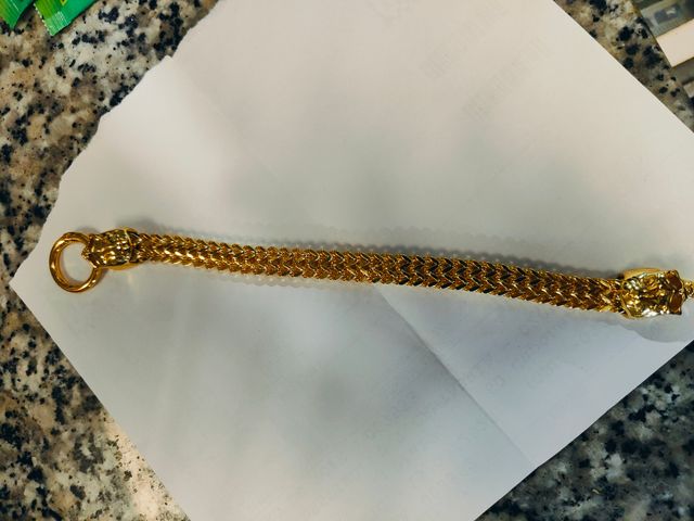 Pulsera dorada calaveras