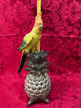 FIGURA LORO SOBRE PIÑA 40 cms.