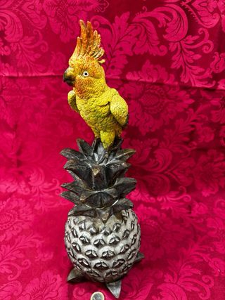 FIGURA LORO SOBRE PIÑA 40 cms.