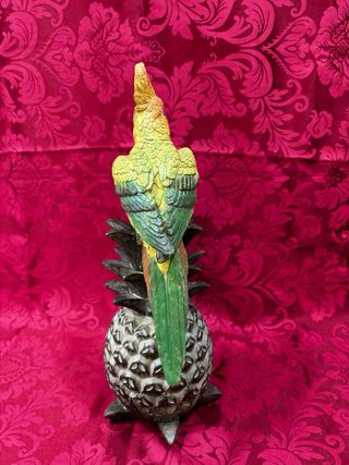 FIGURA LORO SOBRE PIÑA 40 cms.