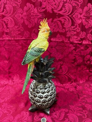 FIGURA LORO SOBRE PIÑA 40 cms.