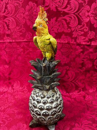 FIGURA LORO SOBRE PIÑA 40 cms.