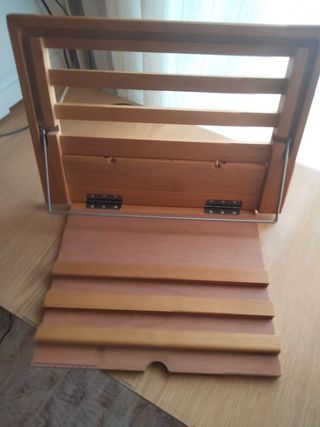 Atril de madera para libros