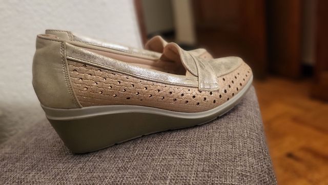 Zapatos cómodos beige