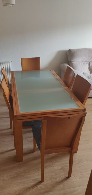 Mesa de salón y sillas