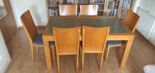 Mesa de salón y sillas