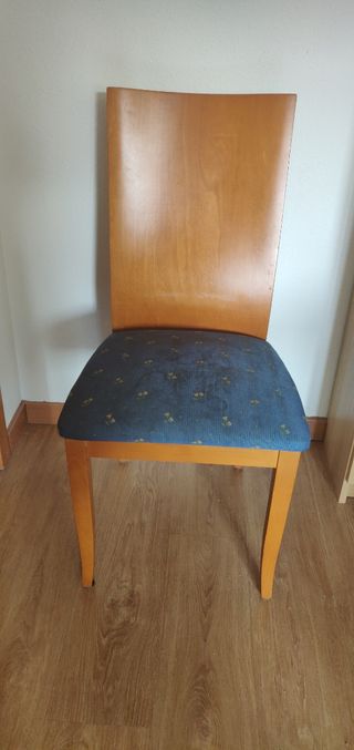 Mesa de salón y sillas