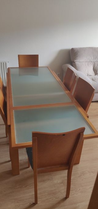 Mesa de salón y sillas