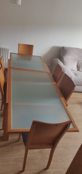 Mesa de salón y sillas