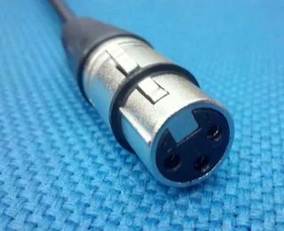 Adaptador para cargar las baterías de patinete