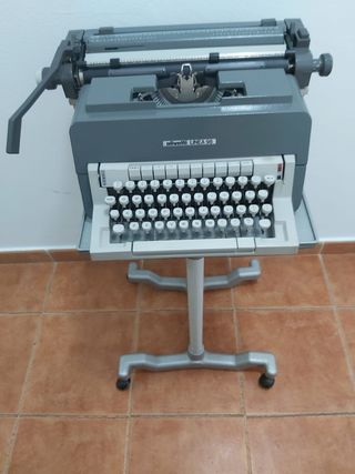 Maquina de escribir olivetti linea 98 con la mesa