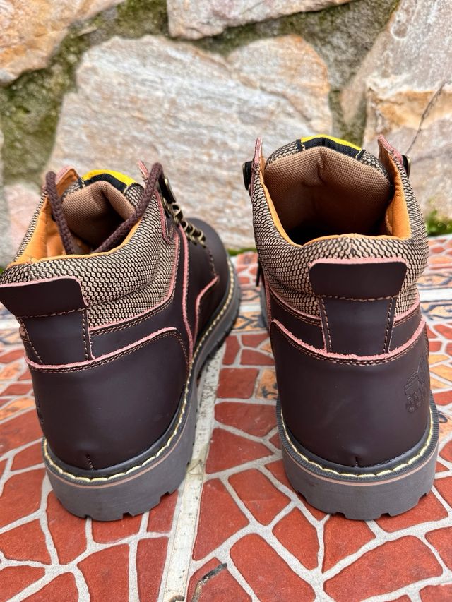 Nuovi scarponi da montagna