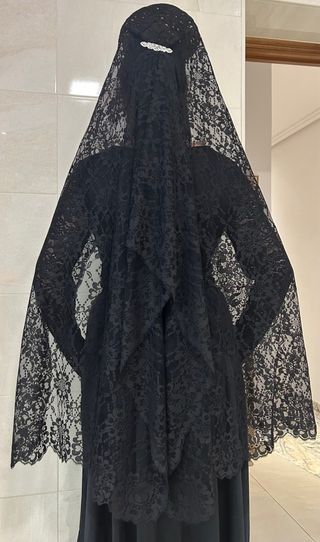 Mantilla. Peineta. Guantes y broche