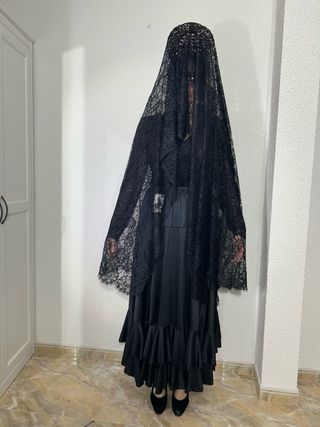 Mantilla. Peineta. Guantes y broche