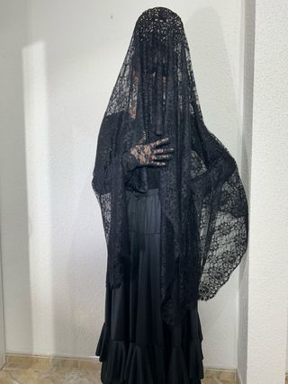 Mantilla. Peineta. Guantes y broche