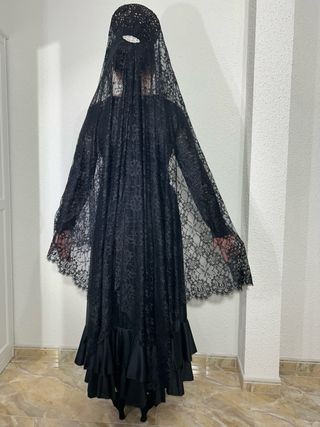 Mantilla. Peineta. Guantes y broche