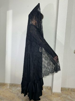 Mantilla. Peineta. Guantes y broche