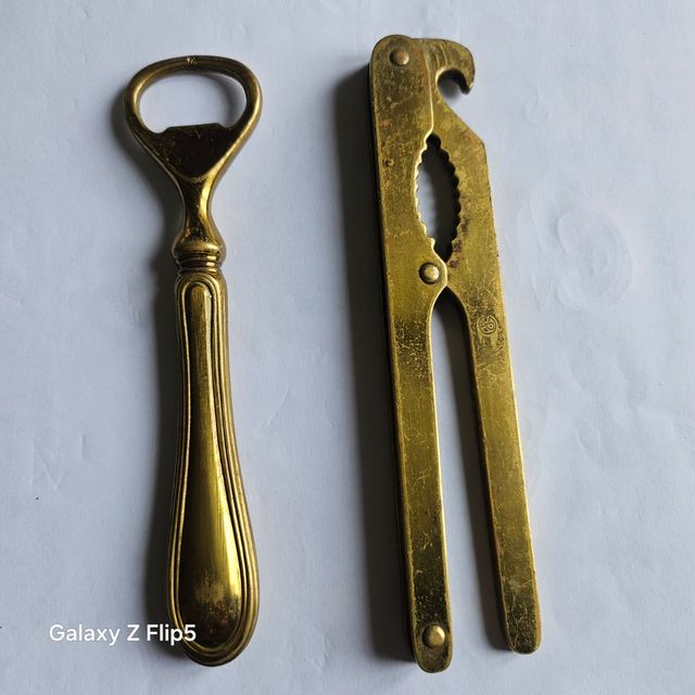 Apri bottiglie e schiaccia noci ottone.